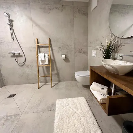 Modern Unit With Ocean View - 1 Apartment